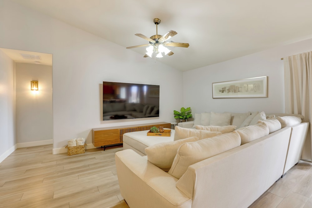 Spacious & Fenced Yard: Relaxing Home in Surprise