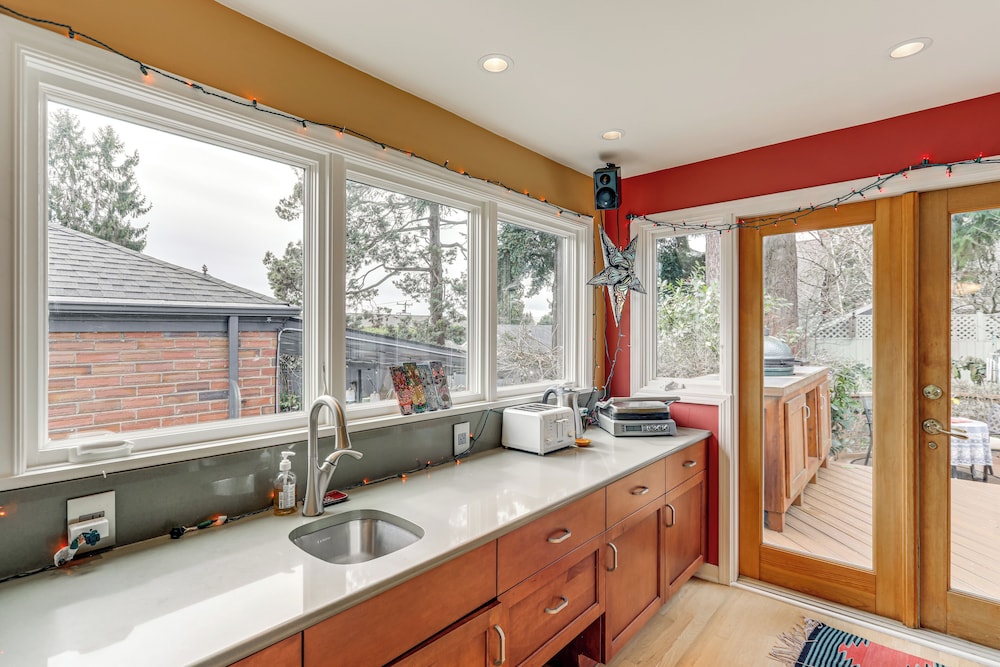 6 Mi to Dtwn Seattle: Walkable Home w/ Hot Tub