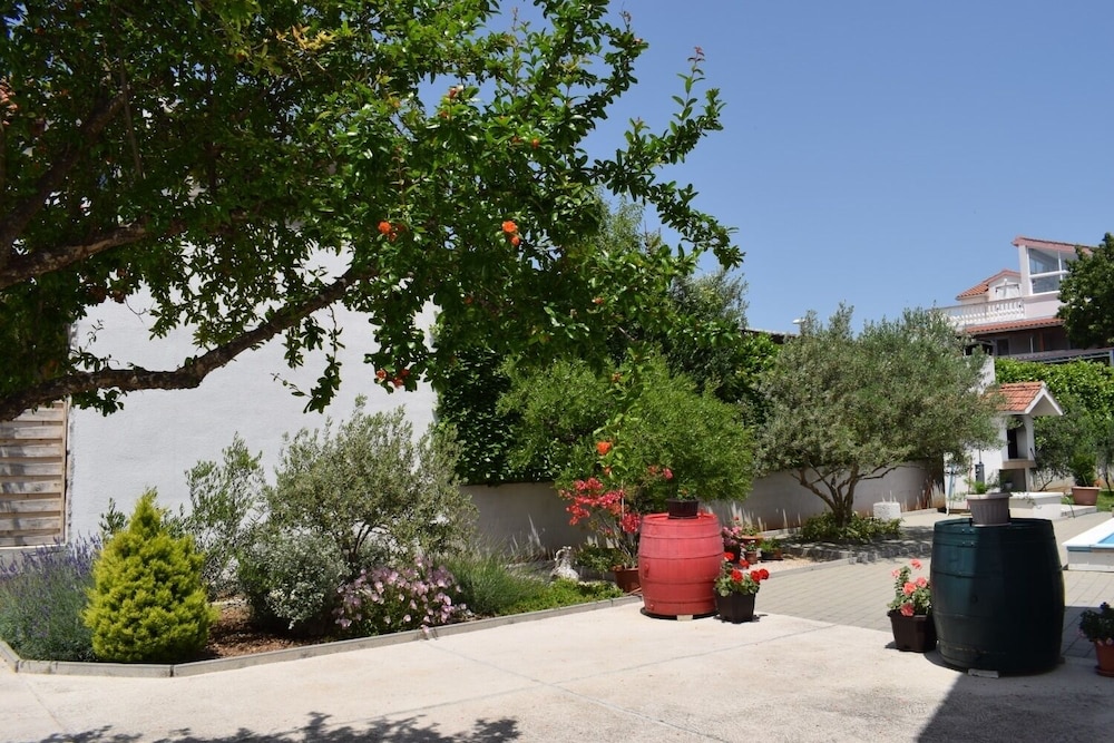 Den - With Pool - B1 view 3
