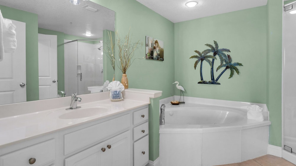 2BR Gulf Front Condo w/ Pool, Gym, Hot Tub + Free Attraction Tickets!