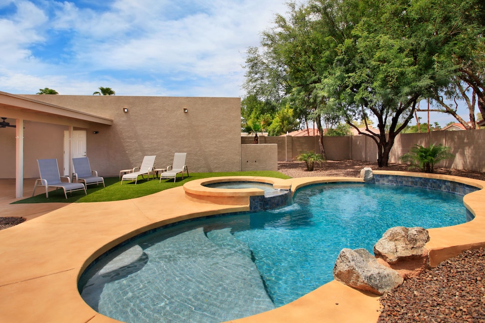Private Playground: Golf Pool Table and Hot Tub!