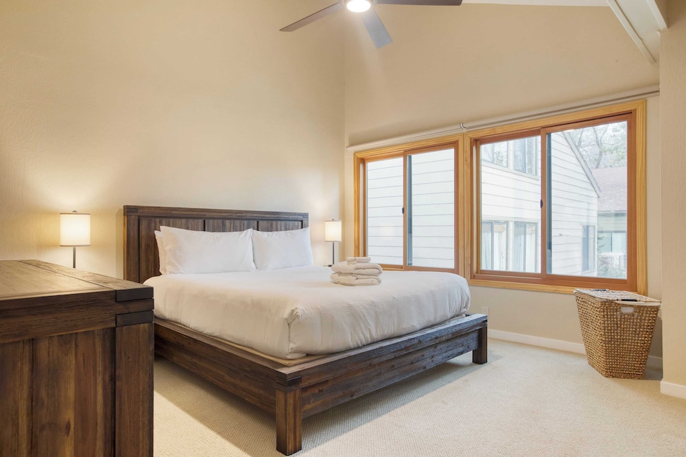 Arrowhead Lakeside Escape by Avantstay 3min Walk to Lake, Private Beach Access