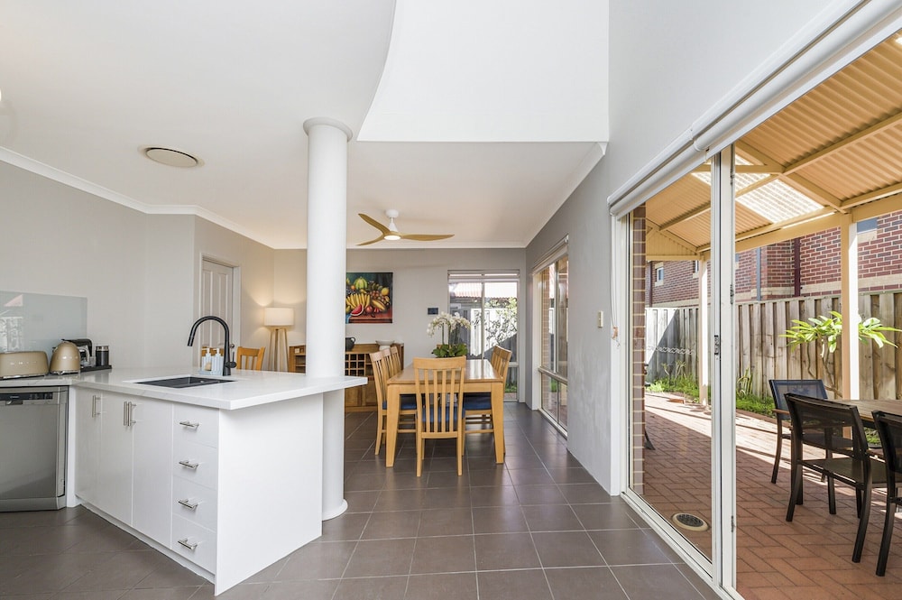 Stylish 3-bed Townhouse With Courtyard & BBQ