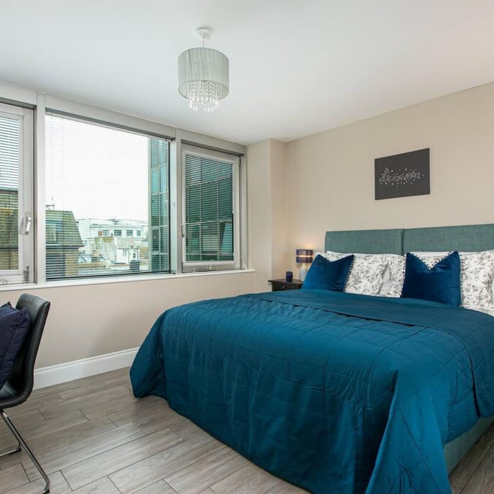 Spacious Perfect Location Moments Away From Pier view 5
