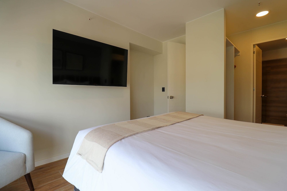 w Elegant 2BR With Balcony in San Isidro
