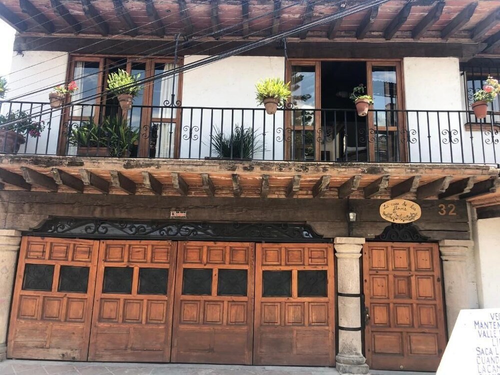 Rustic House With Excellent Finishes Very Comfortable view 3