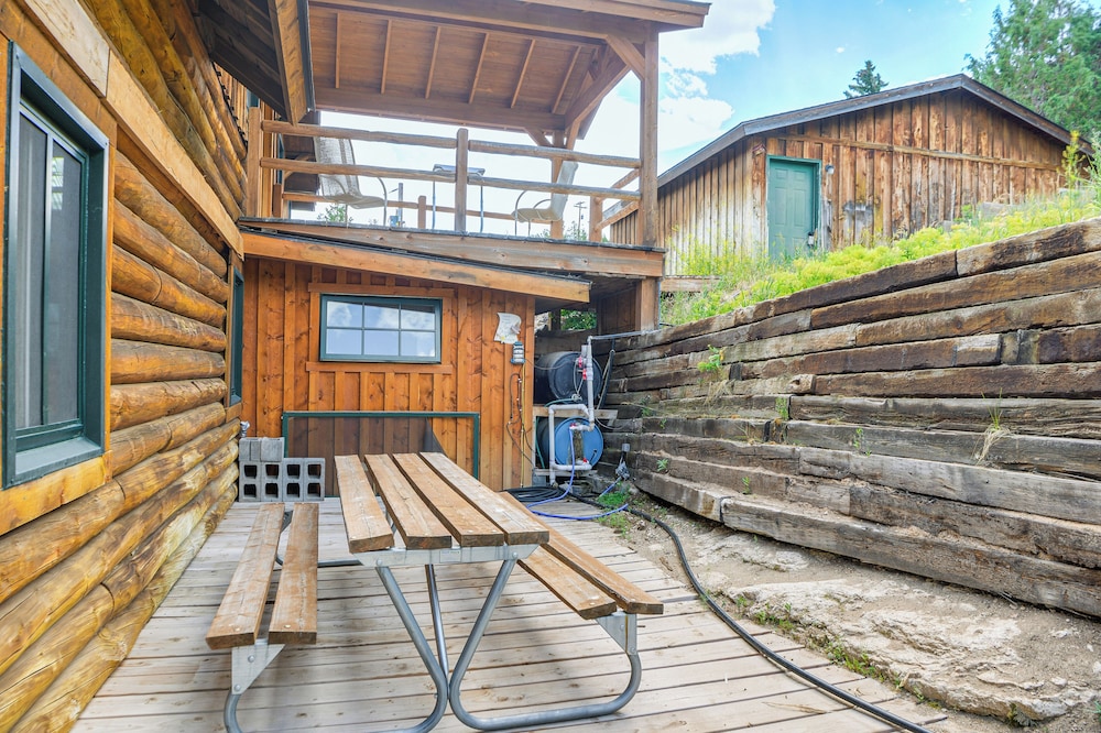 Stunning Mountain Views: Spacious Cabin in Dubois!