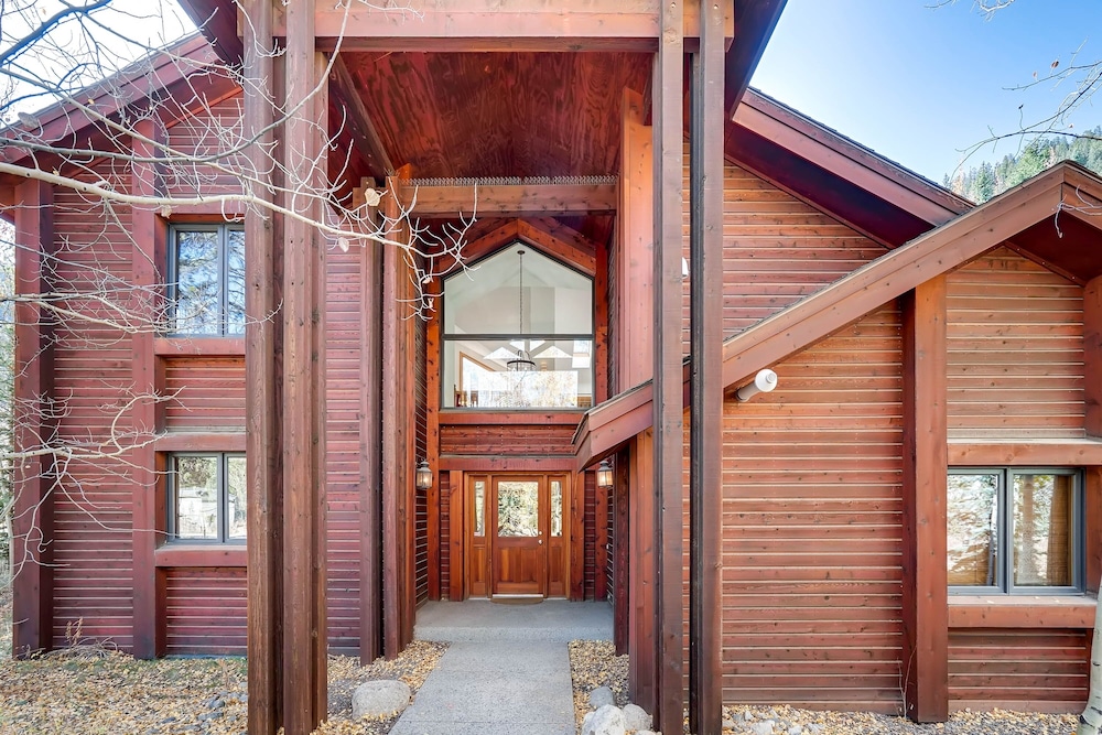 Spacious 4bdrm /sleeps 10, Stunning Views, Fireplaces 4 Bedroom Home by RedAwning