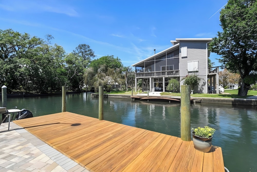 Waterfront Gem on Weeki Wachee River w/ Boat Slip!