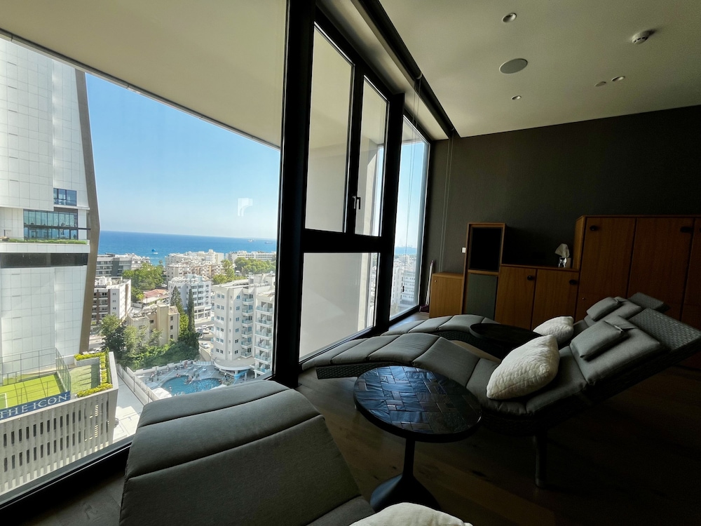 128 LIM - 2006 Stay Only Tower Suite