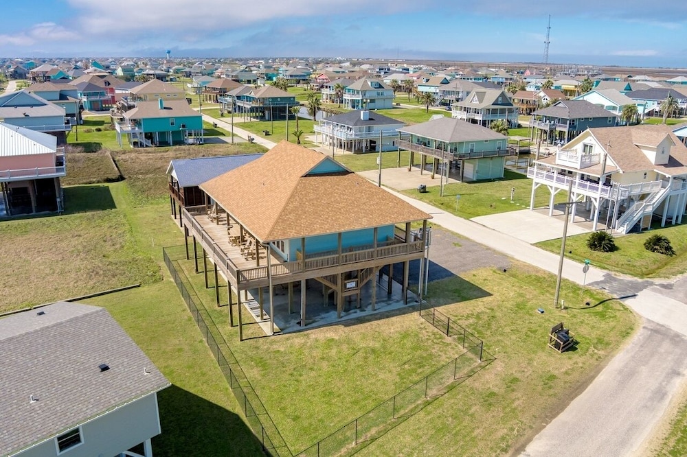 Tidewater 4 Bedroom Home by RedAwning