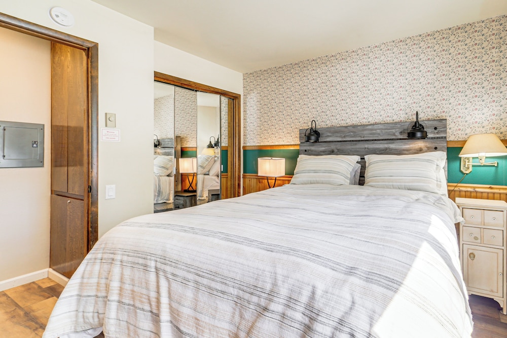 Walk to Shops & Eats: Mammoth Lakes Condo w/ Pool