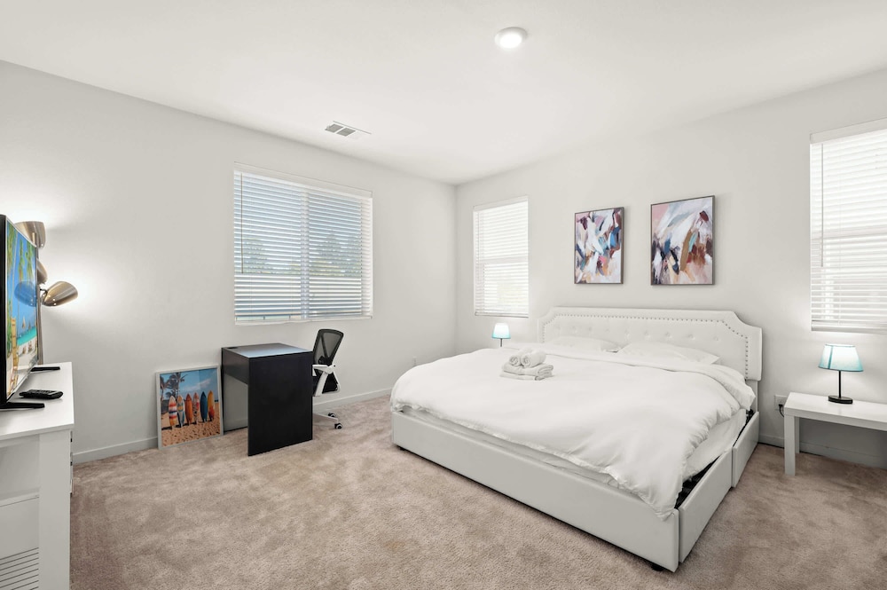 Sunny & Stylish Near LA 4BR Home w Desks & Lounge