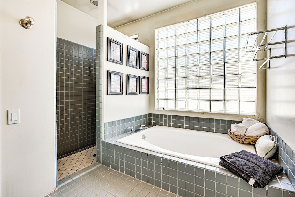 Dog Friendly! Modernist Oasis in North Scottsdale