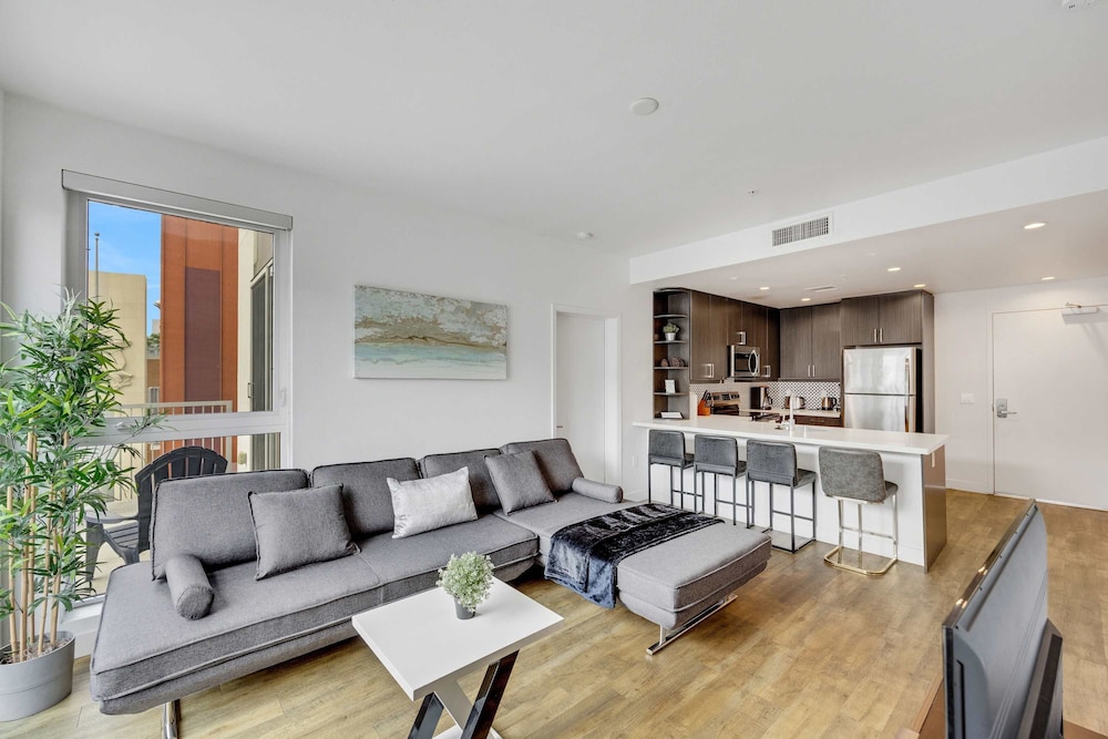 Stylish 2BR Family Apartment by Dtla