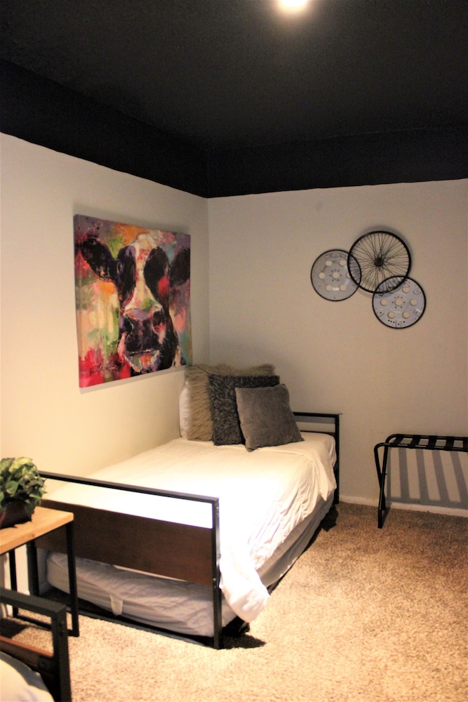 El Chuco Home W/ Pool, Pool Table,15 min Downtown