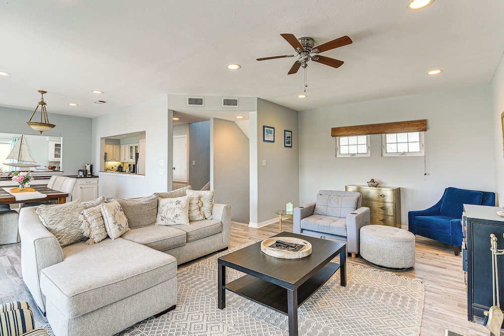Walk to Beach: Home w/ 2 Decks in Galveston!