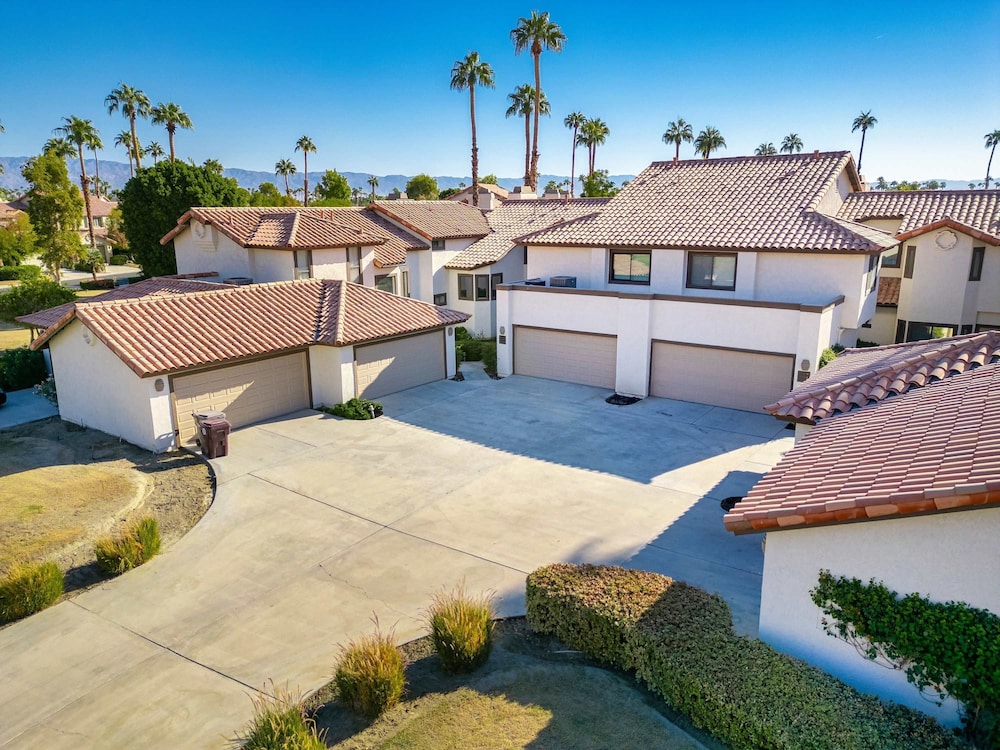 Cozy Lakeside Retreat in PGA West Bbq Scenic Views