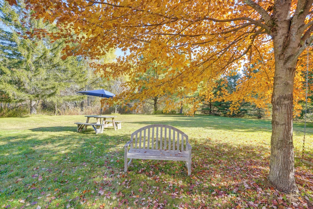 1 Mi to Dtwn: Cottage w/ Large Yard in Stockbridge