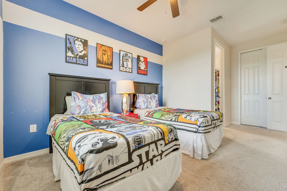 Home Near Theme Parks in Kissimmee: Family Perks!