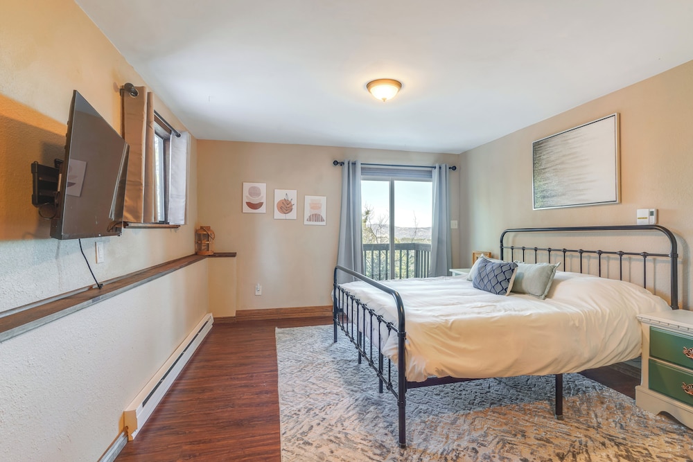 Mountain-view Deck: Pet-friendly Cabin in Bailey