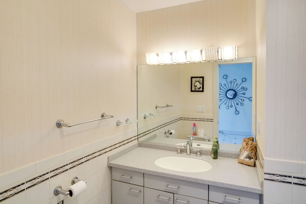 Luxury Mansion Rental w/ Rec Room in Niskayuna!
