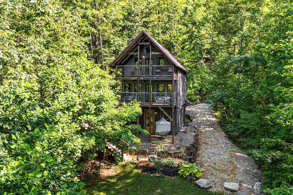 Hot Tub & Mtn Views: Modern Old Fort Hideaway!