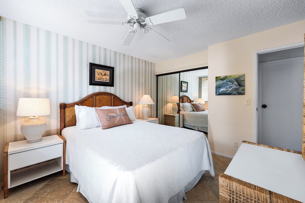 2 Bedrooms + Loft - Sleeps 6 - Ocean & Golf Views - Lanai - Vrkcv