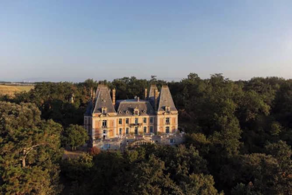 Stay at the Chateau- Studio 2P- With Pool and Park
