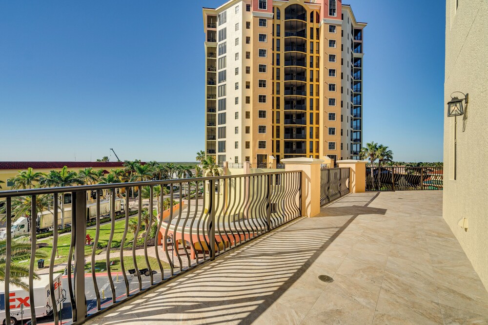 Walk to Marina + Restaurants: Cape Coral Escape!