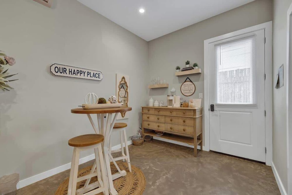 Pop-2: Hot-tub/close to Main St!