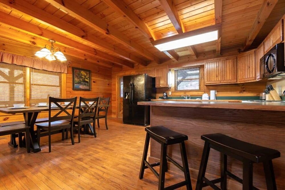 Pigeon Forge Cabin Game Room Dog Friendly Hot Tub