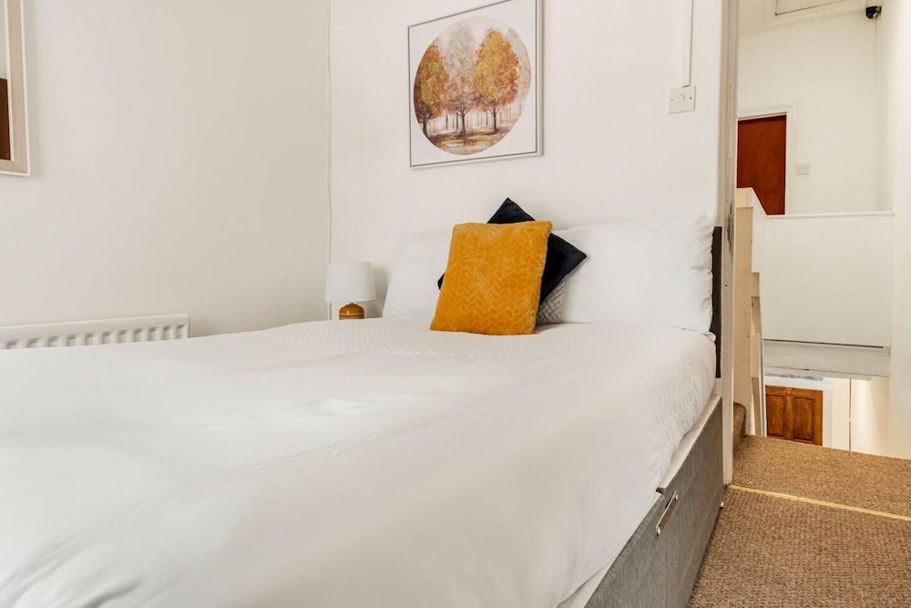 Immaculate 4-bed House Near Anfield and Goodison view 5