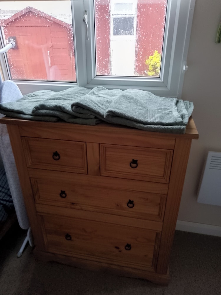 1br-garden-parking-pets-10 Mins to Beach