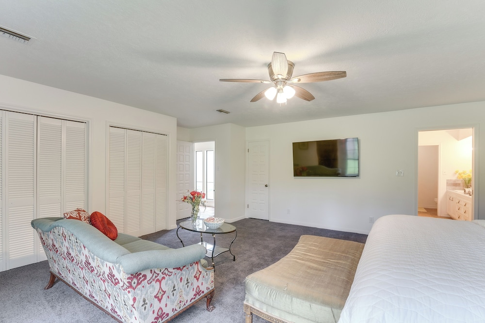 2 Mi to Dtwn: Spacious Angleton Home w/ Courtyard!