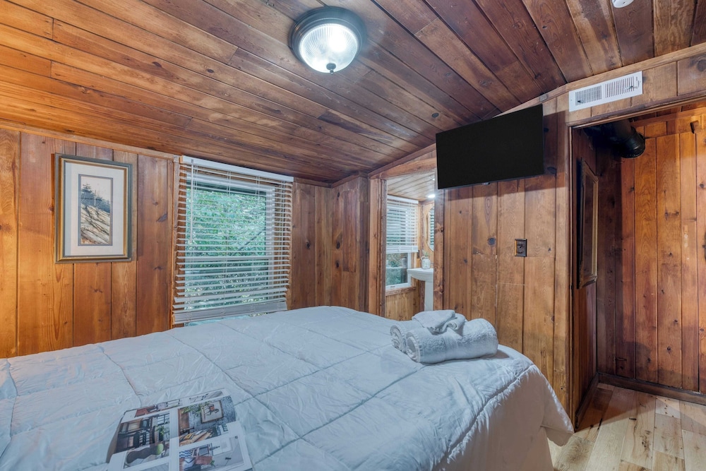 Riverwood Gatlinburg/pigeon Forge Cabin w/ River Views