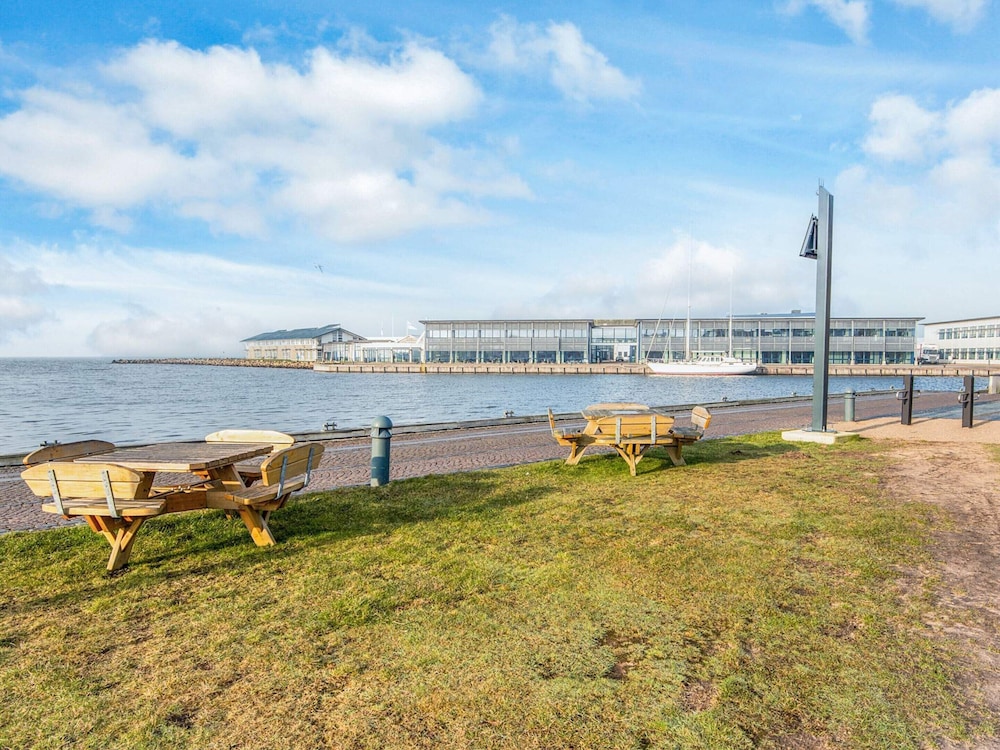 Apartment, 250m From Coast