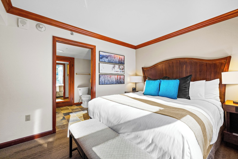 Condo w/ Fireplace & Community Perks