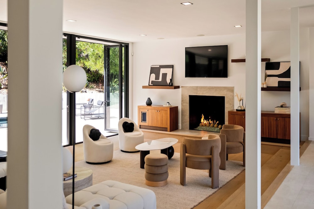 Valea Estate - Secluded Beverly Hills Retreat 1-acre Oasis