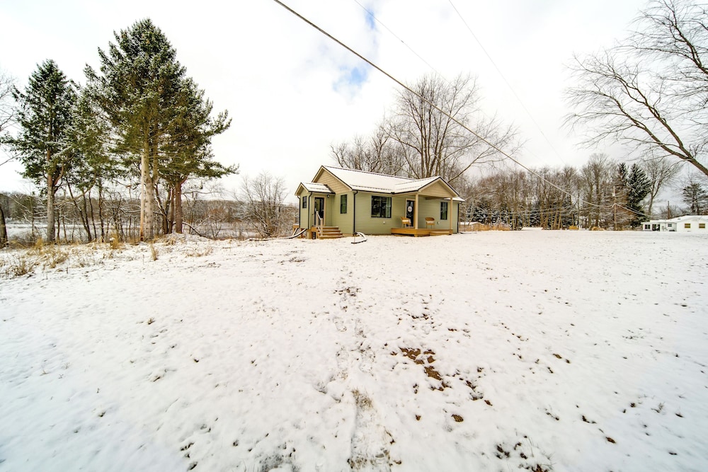 Walk to Lake: Pet-friendly Cottage in Jamestown!