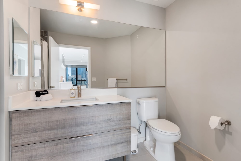 River North 2BR Balcony Walk to Mag Mile Pool