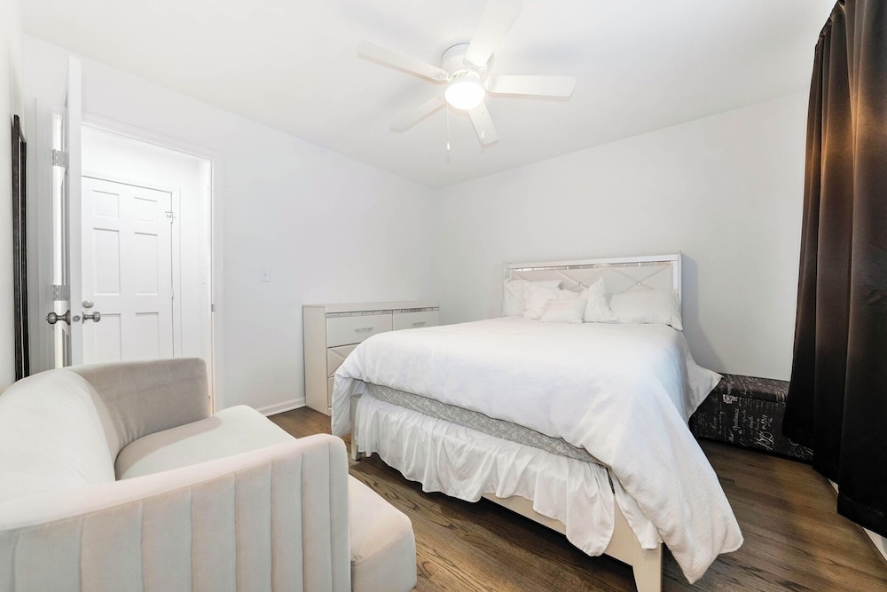 Renovated Apt w/ A/c, Wifi & Free Parking