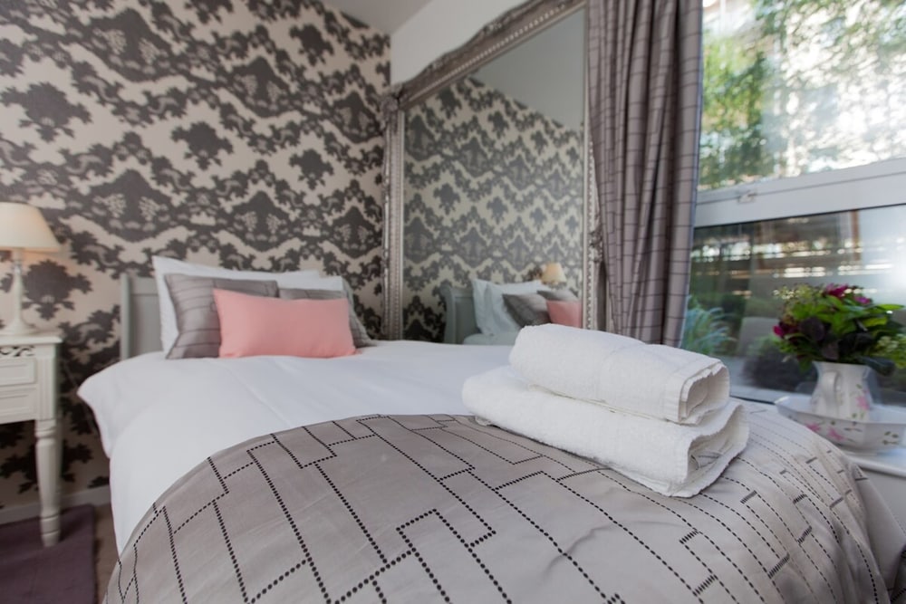 Holyrood Residence - Luxury Apartment With Parking