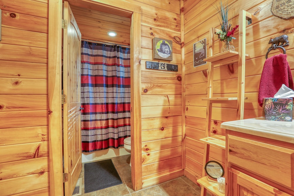 Elk Run On Cosby Creek - 2 Bedrooms, 2 Baths, Sleeps 7 Cabin by RedAwning
