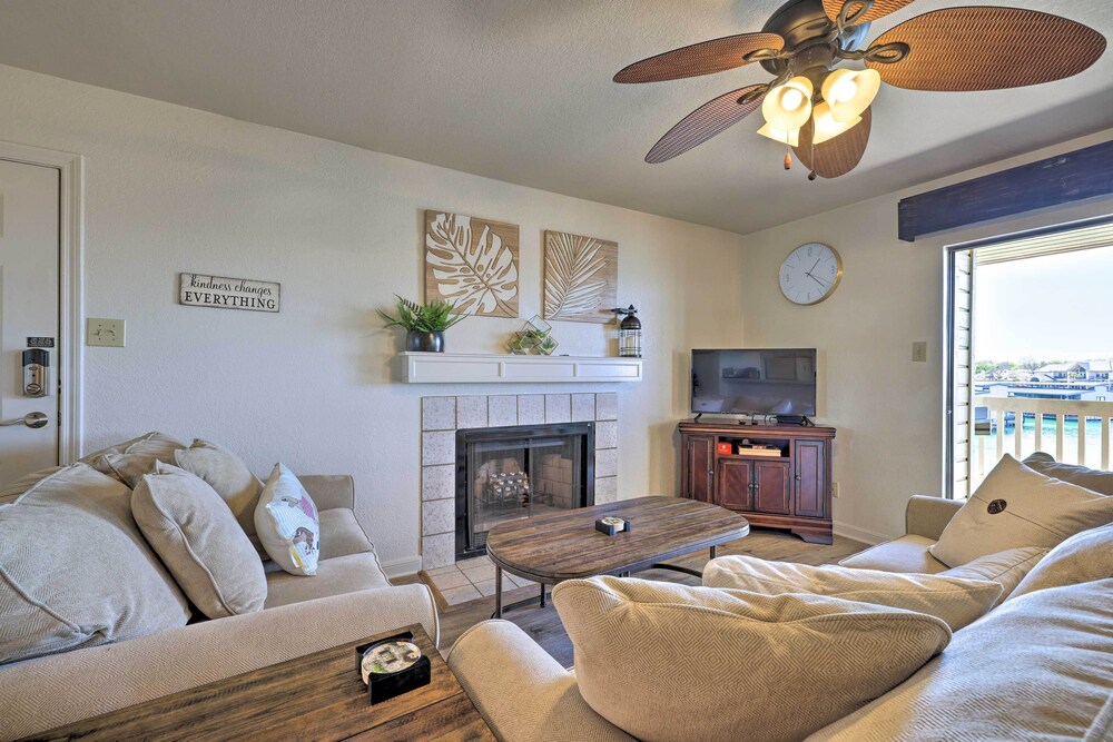 Waterfront Condo With Balcony Dock Access - Property Image 18
