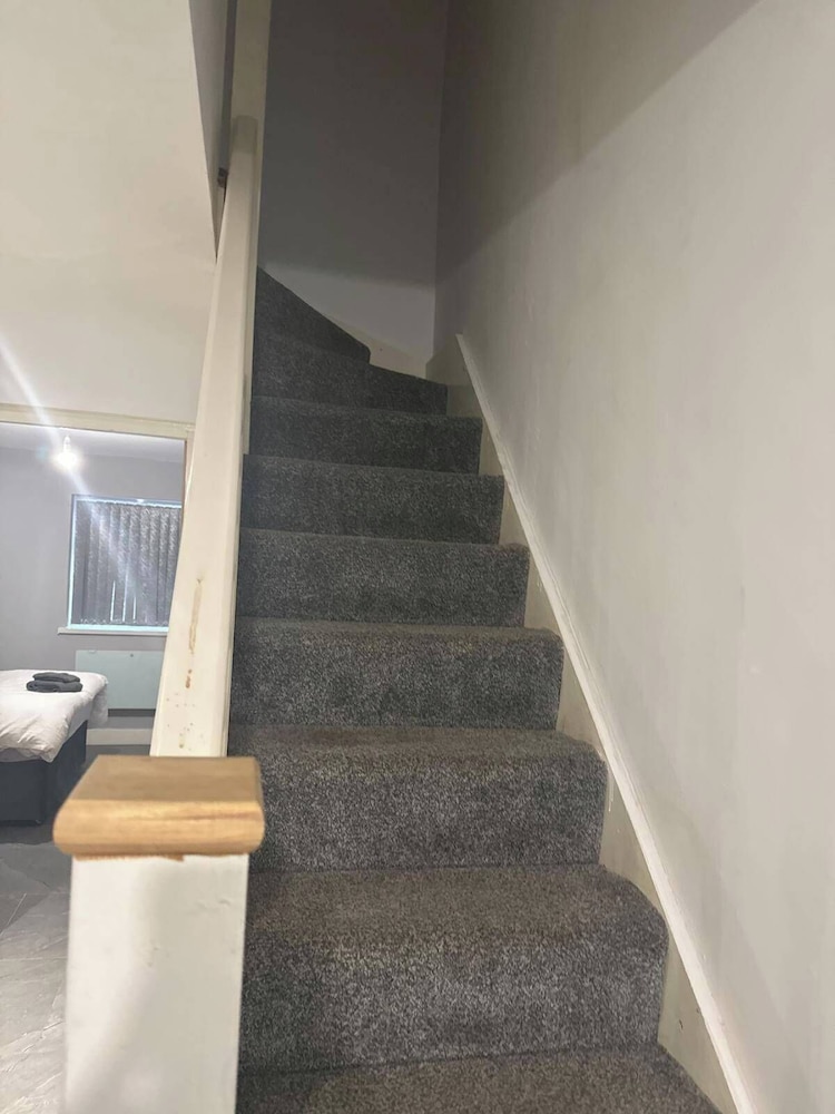 Cosy Central Home - Sleeps 5, Free Parking & Patio