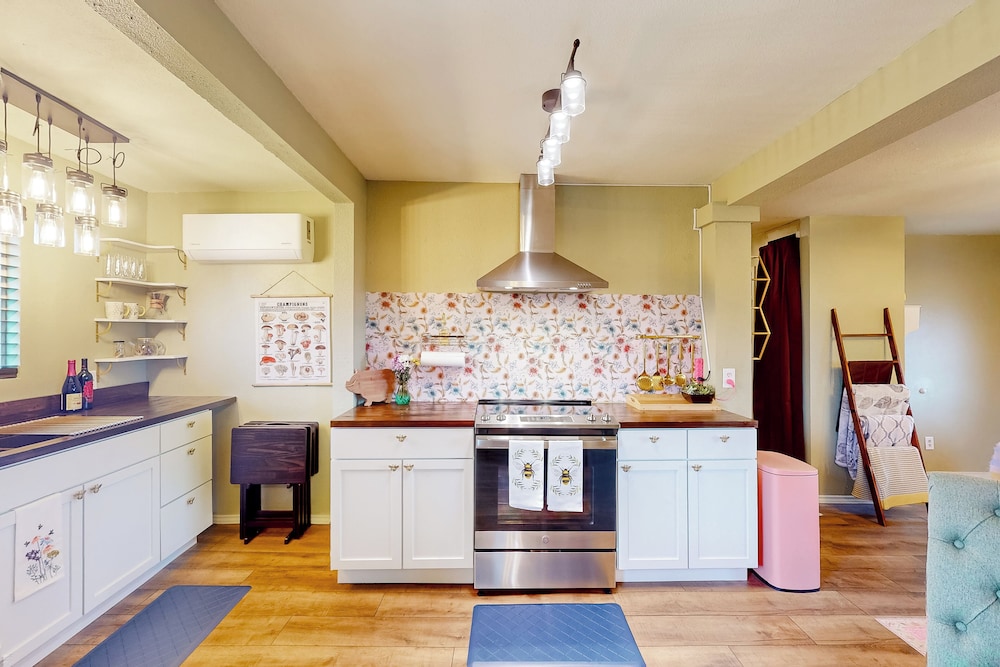 2BR Countryside Charmer w/ Fire Pit & W & D