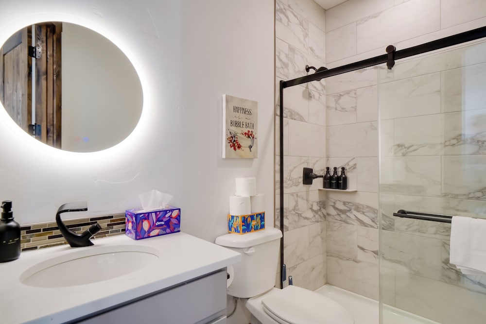 Hot Tub, Pool Table & Fireplaces: Blue River Gem