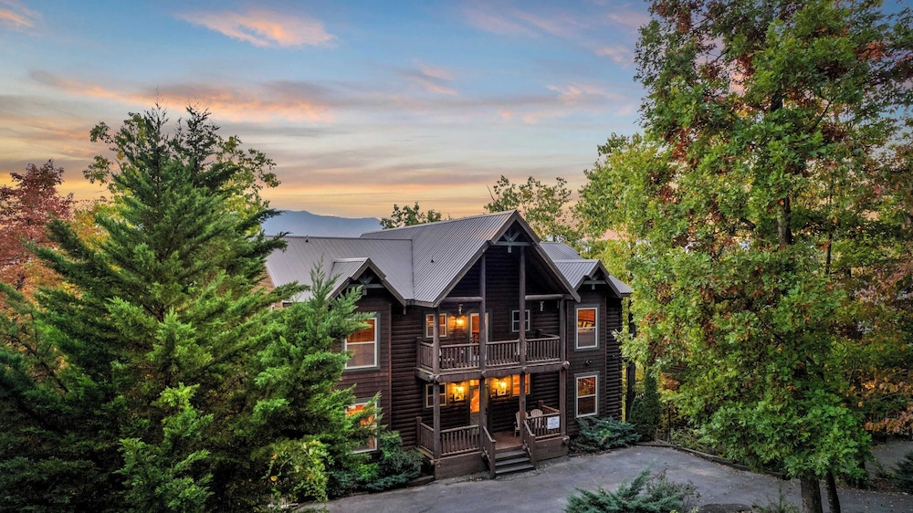 56-guest Retreat Panoramic Views, Hot Tubs, Game Room & Theater Seasonal Outdoor Pool Near Dollywood, Gatlinburg