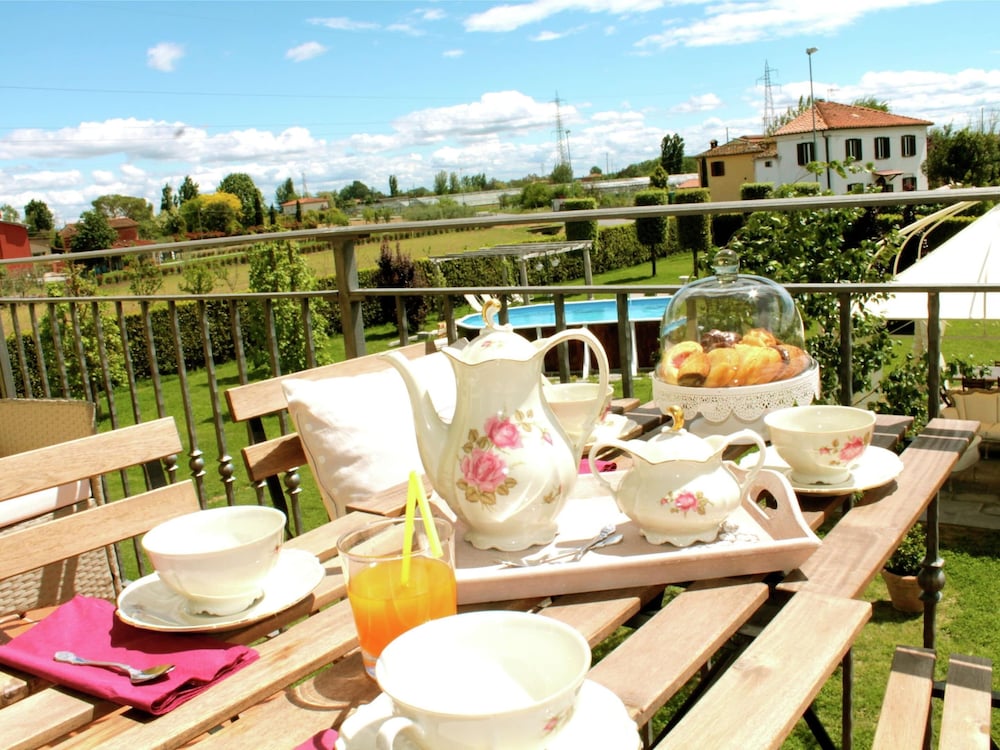 Villa in Montecarlo With Pool and Scenic Views view 3